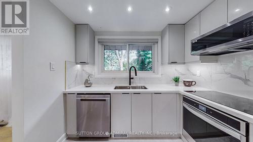 23 Quincy Crescent, Toronto, ON - Indoor Photo Showing Kitchen With Double Sink With Upgraded Kitchen