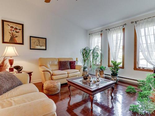 Living room - 4600 Rue L'Écuyer, Laval (Chomedey), QC - Indoor Photo Showing Living Room