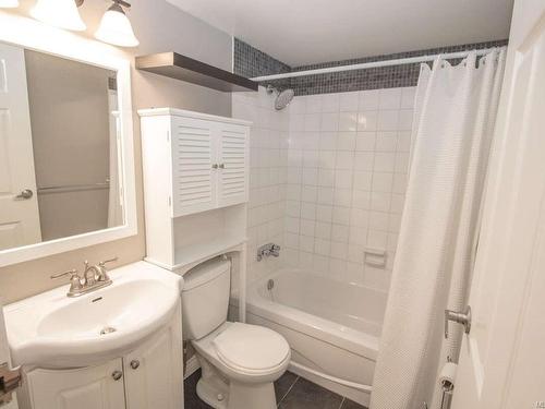 505-4720 Uplands Dr, Nanaimo, BC - Indoor Photo Showing Bathroom