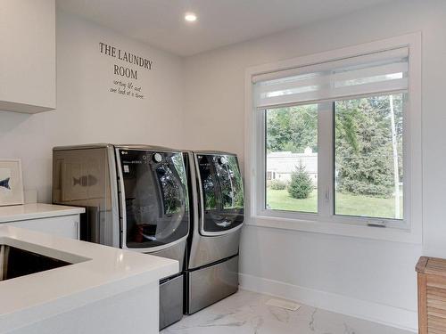 Salle de lavage - 218 Rue Oakridge, Baie-D'Urfé, QC - Indoor Photo Showing Laundry Room