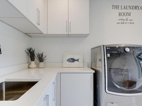 Salle de lavage - 218 Rue Oakridge, Baie-D'Urfé, QC - Indoor Photo Showing Laundry Room