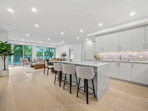 304-285 Avenue Rd, Toronto, ON - Indoor Photo Showing Kitchen With Upgraded Kitchen