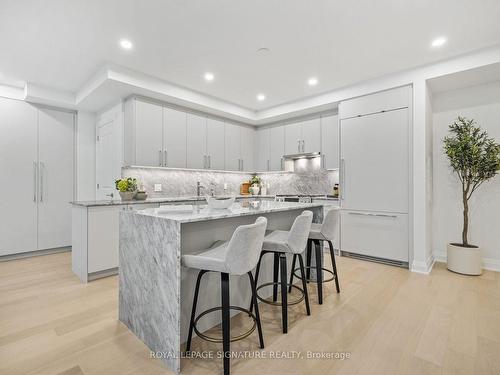 304-285 Avenue Rd, Toronto, ON - Indoor Photo Showing Kitchen With Upgraded Kitchen