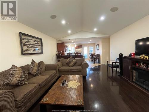 4198 Zurich Avenue, Windsor, ON - Indoor Photo Showing Living Room