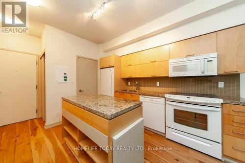 806 - 126 Simcoe Street, Toronto, ON - Indoor Photo Showing Kitchen