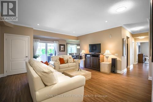 101 - 720 Yonge Street, Barrie, ON - Indoor Photo Showing Living Room