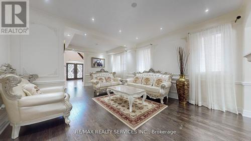 3196 Carding Mill Trail, Oakville, ON - Indoor Photo Showing Living Room