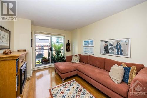 138 Somerset Street W Unit#912, Ottawa, ON - Indoor Photo Showing Living Room