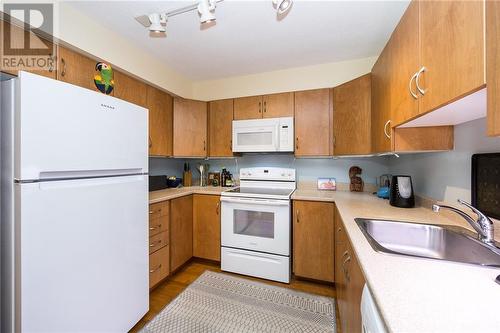 138 Somerset Street W Unit#912, Ottawa, ON - Indoor Photo Showing Kitchen