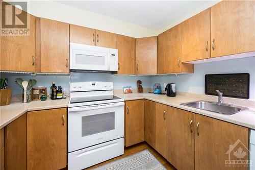 138 Somerset Street W Unit#912, Ottawa, ON - Indoor Photo Showing Kitchen