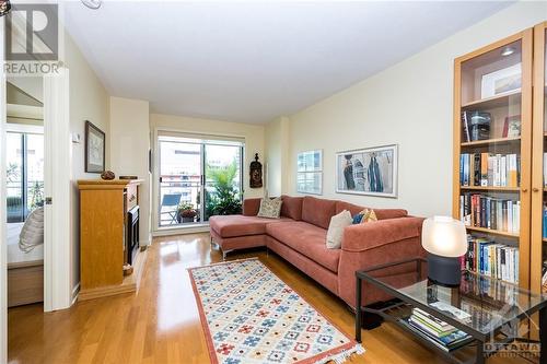 138 Somerset Street W Unit#912, Ottawa, ON - Indoor Photo Showing Living Room