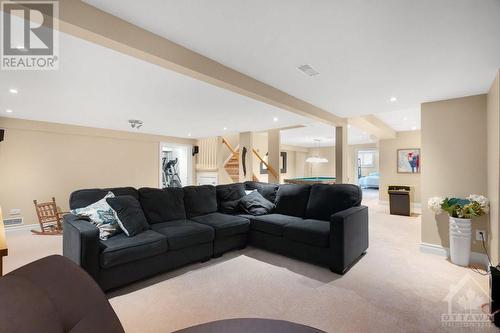 11 Chase Court, Ottawa, ON - Indoor Photo Showing Living Room