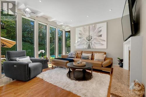 11 Chase Court, Ottawa, ON - Indoor Photo Showing Living Room