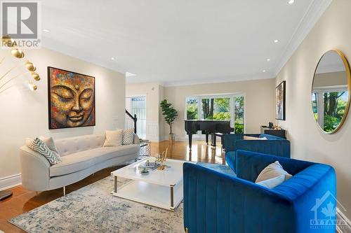 11 Chase Court, Ottawa, ON - Indoor Photo Showing Living Room