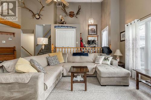 776 Monck Road, Kawartha Lakes, ON - Indoor Photo Showing Living Room