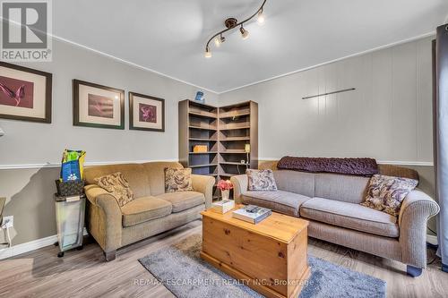 12 Mcnab Place, Haldimand, ON - Indoor Photo Showing Living Room