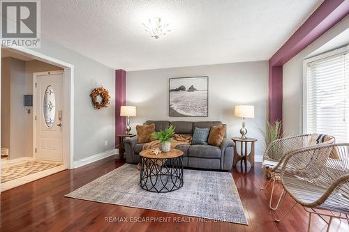 117 Laurendale Avenue, Hamilton, ON - Indoor Photo Showing Living Room