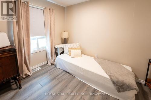 99 Linden Lane, Innisfil, ON - Indoor Photo Showing Bedroom