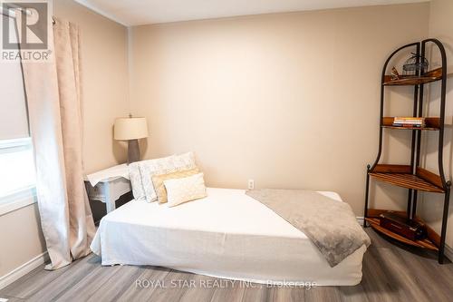 99 Linden Lane, Innisfil, ON - Indoor Photo Showing Bedroom