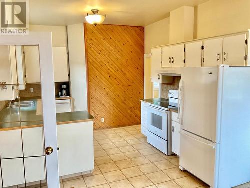 270 Dominion Street, Midway, BC - Indoor Photo Showing Kitchen