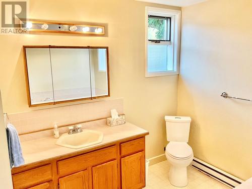 270 Dominion Street, Midway, BC - Indoor Photo Showing Bathroom