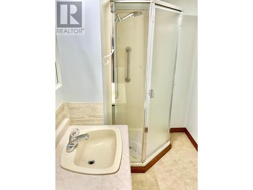 270 Dominion Street, Midway, BC - Indoor Photo Showing Bathroom