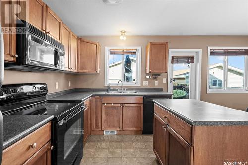 487 Blakeney Crescent, Saskatoon, SK - Indoor Photo Showing Kitchen With Double Sink