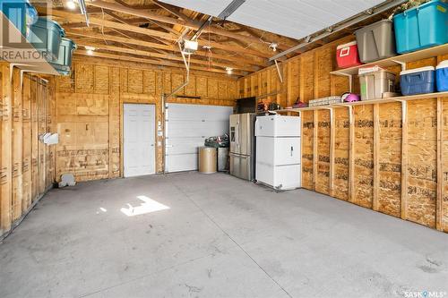 487 Blakeney Crescent, Saskatoon, SK - Indoor Photo Showing Garage