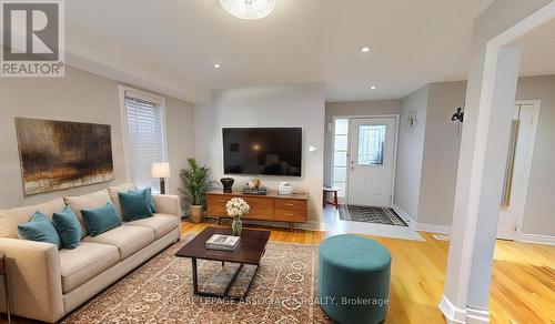 1821 Dalhousie Crescent, Oshawa, ON - Indoor Photo Showing Living Room