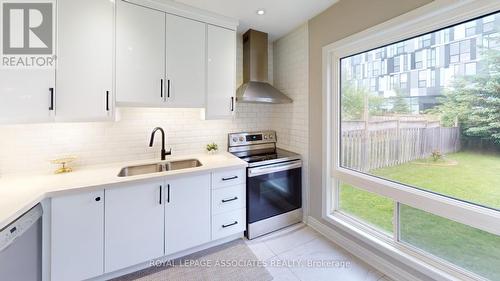 1821 Dalhousie Crescent, Oshawa, ON - Indoor Photo Showing Kitchen With Upgraded Kitchen