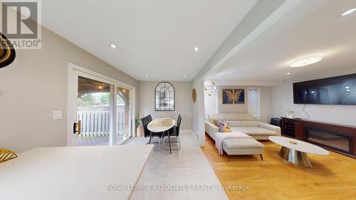 1821 Dalhousie Crescent, Oshawa, ON - Indoor Photo Showing Living Room