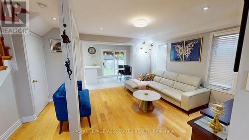 1821 Dalhousie Crescent, Oshawa, ON - Indoor Photo Showing Living Room