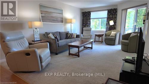 404 - 536 11Th Avenue, Hanover, ON - Indoor Photo Showing Living Room