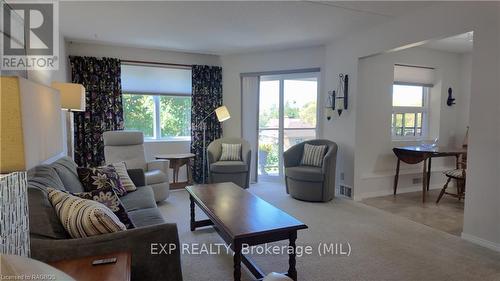 404 - 536 11Th Avenue, Hanover, ON - Indoor Photo Showing Living Room