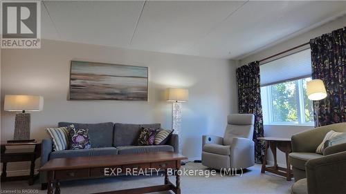 404 - 536 11Th Avenue, Hanover, ON - Indoor Photo Showing Living Room