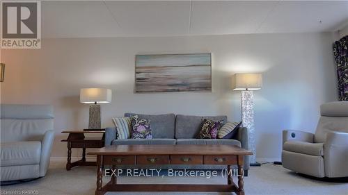 404 - 536 11Th Avenue, Hanover, ON - Indoor Photo Showing Living Room