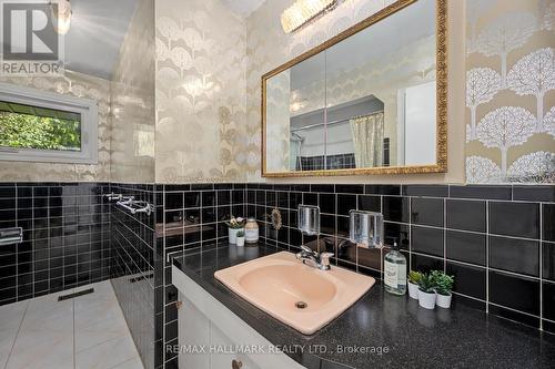 71 Riverwood Parkway, Toronto, ON - Indoor Photo Showing Bathroom