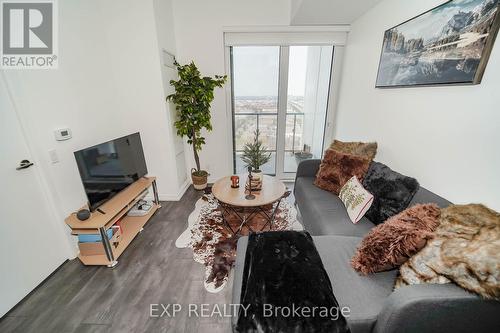 2915 - 1000 Portage Parkway, Vaughan, ON - Indoor Photo Showing Living Room