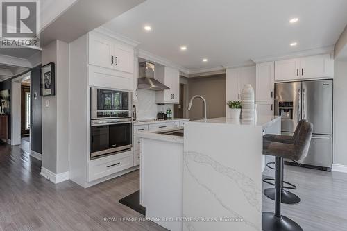 1336 Monmouth Drive, Burlington, ON - Indoor Photo Showing Kitchen With Upgraded Kitchen