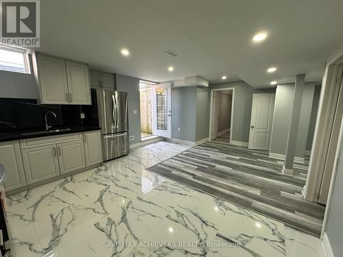 317 Bonnieglen Farm Boulevard, Caledon, ON - Indoor Photo Showing Kitchen