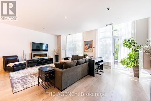 Th113 - 35 Brian Peck Crescent, Toronto, ON - Indoor Photo Showing Living Room