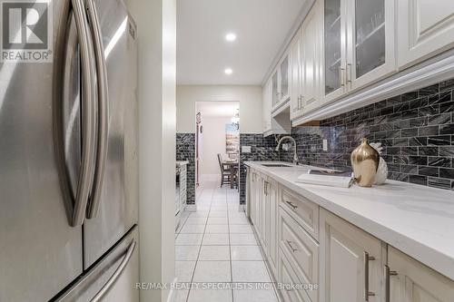 915 - 370 Dixon Road, Toronto, ON - Indoor Photo Showing Kitchen