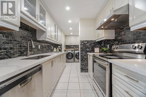 915 - 370 Dixon Road, Toronto, ON - Indoor Photo Showing Kitchen