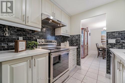 915 - 370 Dixon Road, Toronto, ON - Indoor Photo Showing Kitchen