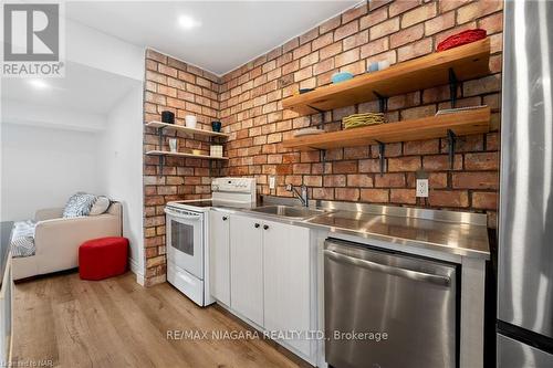 59 Permilla Street, St. Catharines, ON - Indoor Photo Showing Kitchen