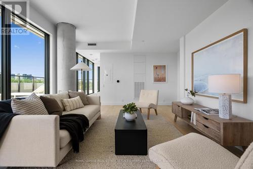 701 - 1414 Bayview Avenue, Toronto, ON - Indoor Photo Showing Living Room