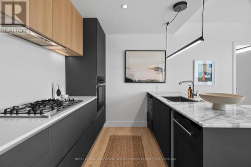 701 - 1414 Bayview Avenue, Toronto, ON - Indoor Photo Showing Kitchen With Upgraded Kitchen