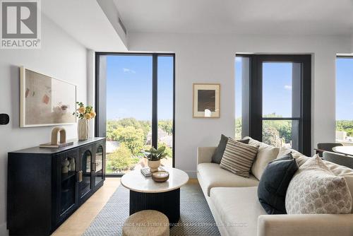 604 - 1414 Bayview Avenue, Toronto, ON - Indoor Photo Showing Living Room