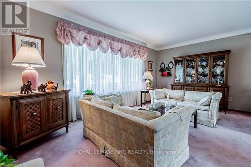 48 Prince Charles Drive, St. Catharines, ON - Indoor Photo Showing Living Room