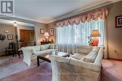 48 Prince Charles Drive, St. Catharines, ON - Indoor Photo Showing Living Room